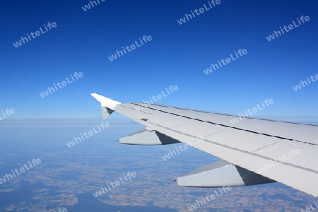 Ausblick aus einem Fenster im Flugzeug, Sicht auf die Erde