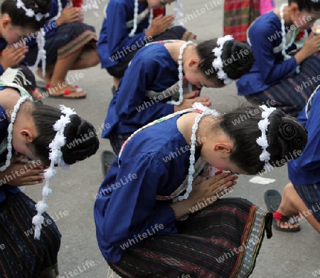 Eine traditionelle Tanzgruppe mit der thailaendischen Begruessung  zeigt sich an der Festparade beim Bun Bang Fai oder Rocket Festival in Yasothon im Isan im Nordosten von Thailand. 