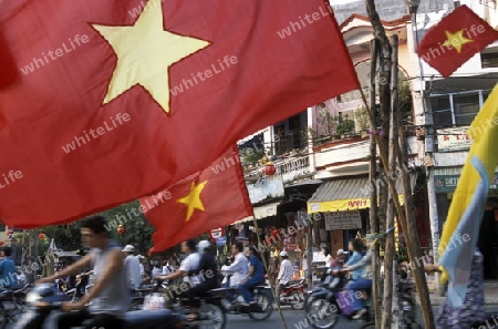 Vietnamesische Flaggen bei einem Flaggen Verkaufsstand im Stadtteil Cholon in Saigon im sueden von Vietnam in Suedost Asien.