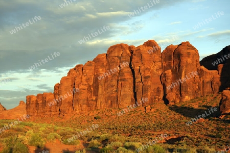 Thunderbird Mesa bei Sonnenaufgang, Monument Valley, Arizona, USA