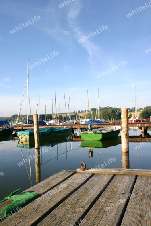 Boote (Ruderboot leicht unscharf, Vordergrund scharf)