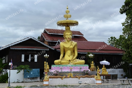 Ein Tempel im Dorf  Pai im norden von Thailand in Suedostasien.