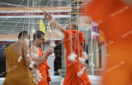 Moenche bei den Vorbereitungen auf die Neujahrsnacht Feier in der Tempelanlage des Wat Pho in der Hauptstadt Bangkok von Thailand in Suedostasien.