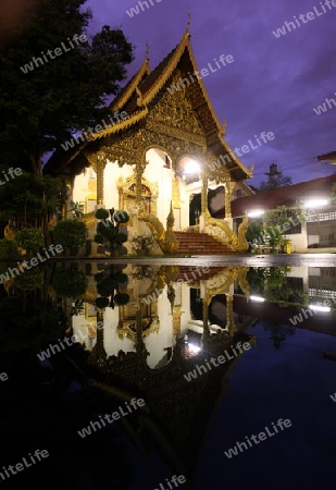 Abendstimmung im Wat Chiang Man in Chiang Mai in der Provinz Chiang Mai im Norden von Thailand in Suedostasien.