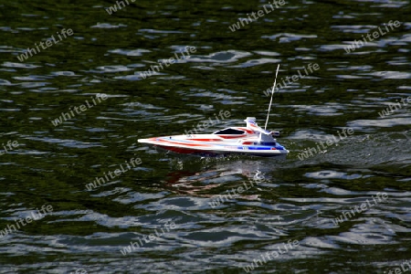 spielzeugboot auf einem see