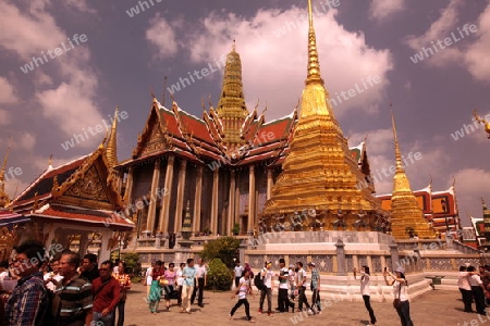 Die Tempelanlage des Wat Phra Kaew in Banglamphu in Bangkok der Hauptstadt von Thailand in Suedostasien.  