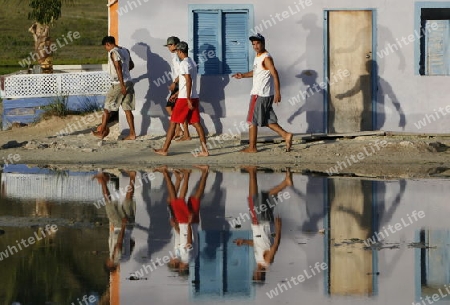 Suedamerika, Karibik, Venezuela, Los Roques,  Jugendliche auf dem Weg zum Fussballspiel in Dorf Gran Roque auf der Inselgruppe von Los Roques in der Karibik.    