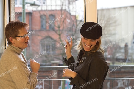 zwei Frauen unterhalten sich