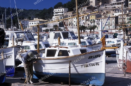 Das Fischerdorf Port de Alcudia mit dem Bootshafen im Februar im Osten der Insel Mallorca einer der Balearen Inseln im Mittelmeer.  