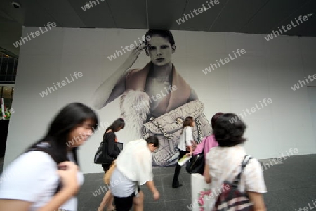 Der Eingang zum ION Orchard Einkaufszentrum an der Orchard Road in Singapur im Inselstaat Singapur in Asien. 