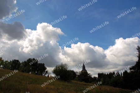 Wolken ?ber Kirche