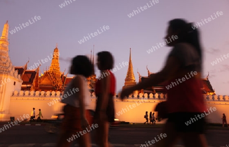 Das Tempelgelaende in der Abendstimmung mit dem Wat Phra Keo beim Koenigspalast im Historischen Zentrum der Hauptstadt Bangkok in Thailand. 