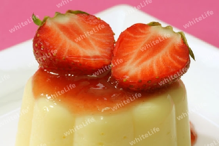 Vanillepudding mit frischen Erdbeeren und Erdbeersauce