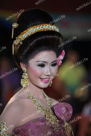 Eine Miss Kandidatin anlaesslich der Miss Wahl beim Bun Bang Fai oder Rocket Festival in Yasothon im Isan im Nordosten von Thailand. 