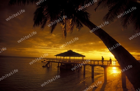 Ein Hotelstrand mit Pavillon bei Sonnenuntergang auf der Insel Praslin auf den Seychellen im Indischen Ozean.