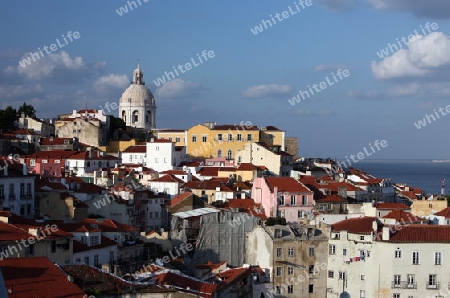 Die Uebersicht ueber die Altstadt von Alfama in der Innenstadt der Hauptstadt Lissabon in Portugal.       