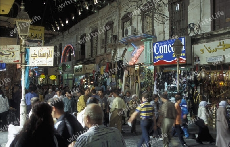 Der Souq oder Markt in der Medina der Altstadt von Aleppo im Norden von Syrien im Nahen Osten.