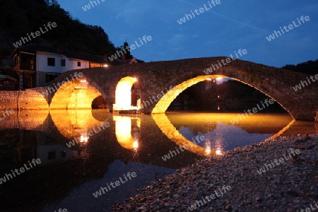 Die Landschaft mit der Steinbruecke von Rijeka Crnojevica mit dem Fluss Rijeka Crnojevica am westlichen ende des Skadarsko Jezero See oder Skadarsee in Zentral Montenegro in Montenegro im Balkan am Mittelmeer in Europa.