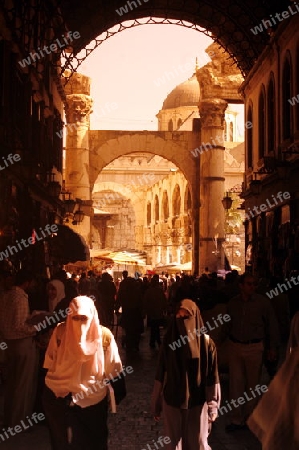 Eine Gasse mit Geschaeften im Souq in der Altstadt der Syrischen Hauptstadt Damaskus