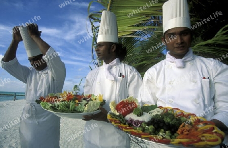 Ein Restaurant an einem Traumstrand auf einer Touristen Insel auf dem Malediven im Indischen Ozean.