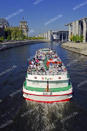 Fahrgastschiff auf der Spree im Regierungsviertel, Reichtagsgebaeude, Berlin, Deutschland, Europa 