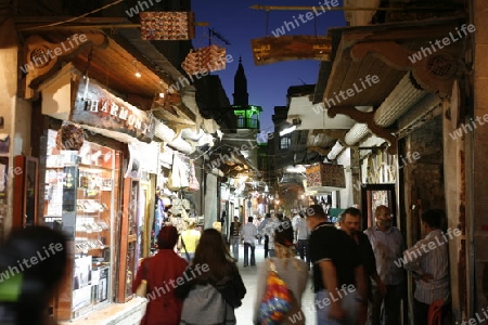 Eine Gasse mit Geschaeften im Souq in der Altstadt der Syrischen Hauptstadt Damaskus