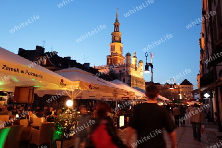 Der Rathausturm auf dem Stray Rynek Platz  in der Altstadt von Poznan im westen von Polen