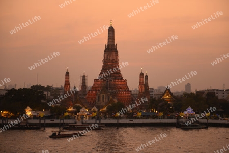 Die Tempelanlage des Wat Arun am Mae Nam Chao Phraya River in der Hauptstadt Bangkok von Thailand in Suedostasien.