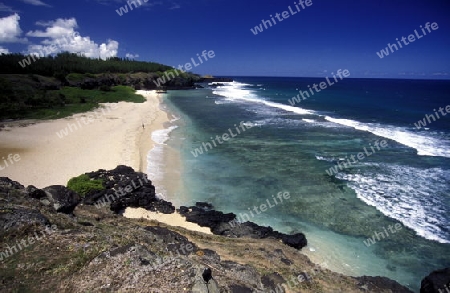 Ein Sandstrand an der Westkueste von Mauritius im Indischen Ozean. 