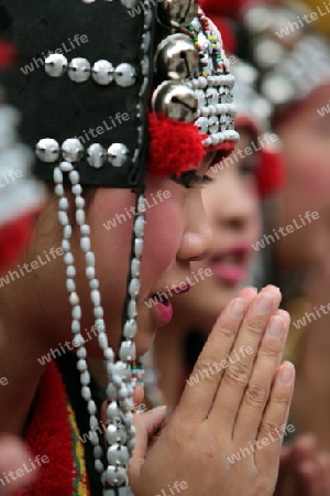 Traditionelle Taenzerinnen tanzen beim Wat Phra That Doi Suthep Tempel in Chiang Mai im Norden von Thailand.