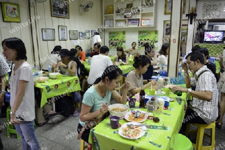 Ein thailaendisches Restaurant in der Hauptstadt Bangkok von Thailand in Suedostasien.