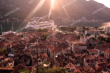 Europa, Osteuropa, Balkan. Montenegro, Mittelmeer, Adria, Kotor, Bucht von Kotor, Bucht, Altstadt, Dorf