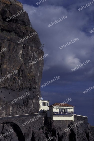 Die Felslandschaft und ein Restaurant beim Dorf Ribeira Brava auf der Insel Madeira im Atlantischen Ozean