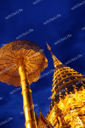 Der Chedi der Tempel Anlage des Wat Phra That Doi Suthep bei Chiang Mai in der Provinz Chiang Mai im Norden von Thailand in Suedostasien.