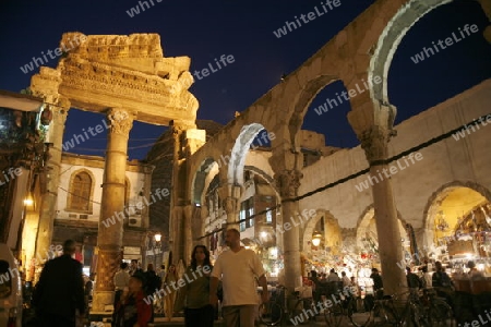 Eine Gasse mit Geschaeften im Souq in der Altstadt der Syrischen Hauptstadt Damaskus