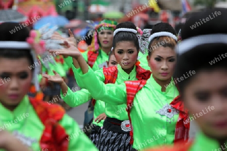 Menschen an der Festparade beim Bun Bang Fai oder Rocket Festival in Yasothon im Isan im Nordosten von Thailand. 