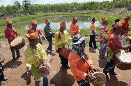 Eine Tanz und Musikgruppe beim traditioellen Raketenfest oder Bun Bang Fai oder Rocket Festival in Ban Si Than in der Provinz Amnat Charoen nordwestlich von Ubon Ratchathani im nordosten von Thailand in Suedostasien.