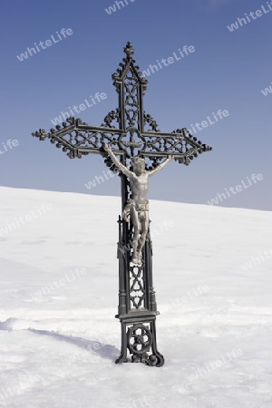 Wegkreuz im Schnee