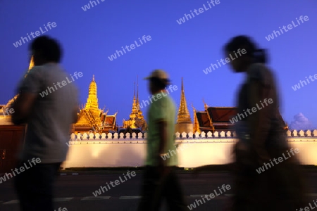 Das Tempelgelaende in der Abendstimmung mit dem Wat Phra Keo beim Koenigspalast im Historischen Zentrum der Hauptstadt Bangkok in Thailand. 