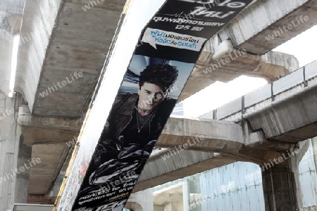 Eine Werbung unter der Skytrain Bruecke rund um den Siam Square Stadtteil im Zentrum der Hauptstadt Bangkok in Thailand. 