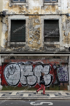 Eine Fassade in einer Gasse in der Innenstadt der Hauptstadt Lissabon in Portugal.  