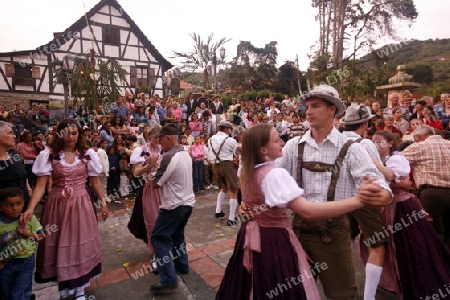 Amerika, Suedamerika, Venezuela, Deutsche Kolonie, Colonia Tovar, Bergdorf,  Das traditionelle Patronsfest des Heiligen Martin am Martinstag 11.November 2008 mit Deutschen Folkstaenzen und Deutschen Trachten im Bergdorf Colonia Tovar der ehemaligen