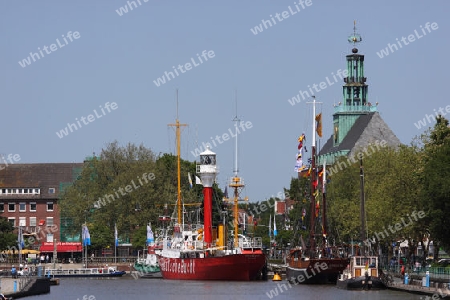 Ratsdelft in Emden mit Feuerschiff und Rathaus