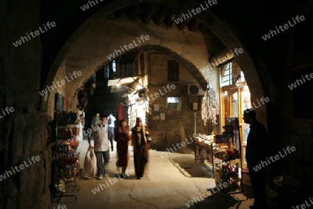 Eine Gasse mit Geschaeften im Souq in der Altstadt der Syrischen Hauptstadt Damaskus