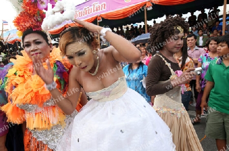 Eine Gruppe von Ladyboys zeigt sich an der Festparade beim Bun Bang Fai oder Rocket Festival in Yasothon im Isan im Nordosten von Thailand. 