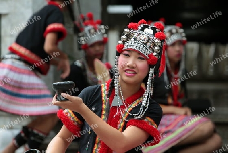 Traditionelle Taenzerinnen tanzen beim Wat Phra That Doi Suthep Tempel in Chiang Mai im Norden von Thailand. 