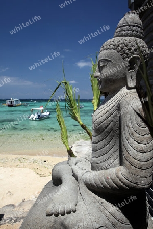 Ein Strand in Jungutbatu Beach im westen der kleinen Insel Nusa Lembongan im osten der Insel Bali in Indonesien in Suedostasien.