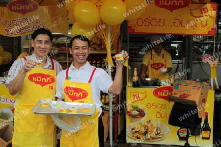 Menschen auf dem Grossen Lebensmittelmarkt von Talat Warorot in Chiang Mai im Norden von Thailand.  