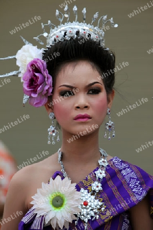 Eine traditionelle Tanz Gruppe zeigt sich an der Festparade beim Bun Bang Fai oder Rocket Festival in Yasothon im Isan im Nordosten von Thailand. 