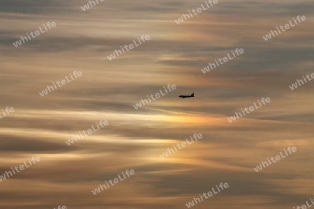 Flugzeug bei Sonnenuntergang